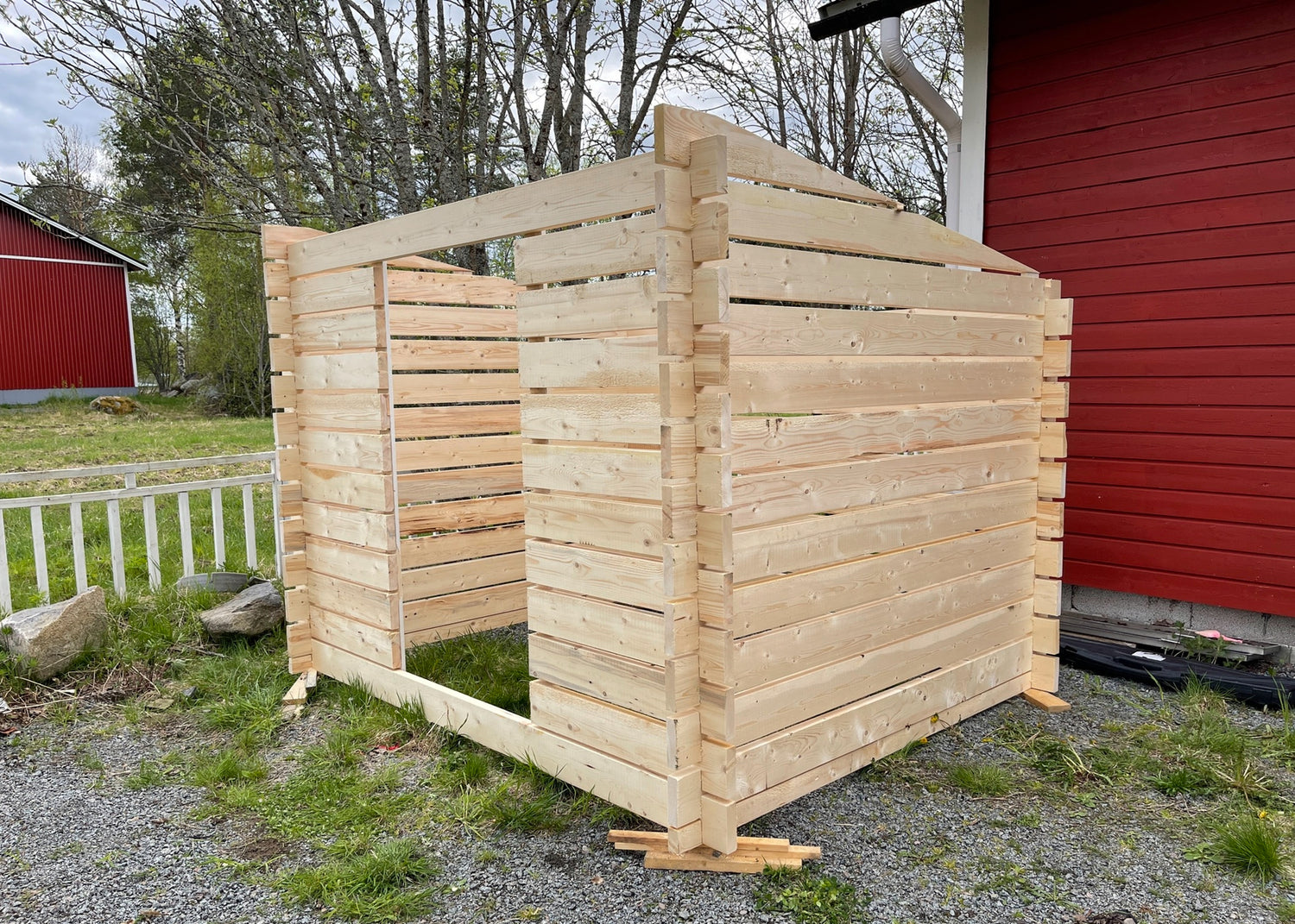 Pihavaraston seinäkehikko