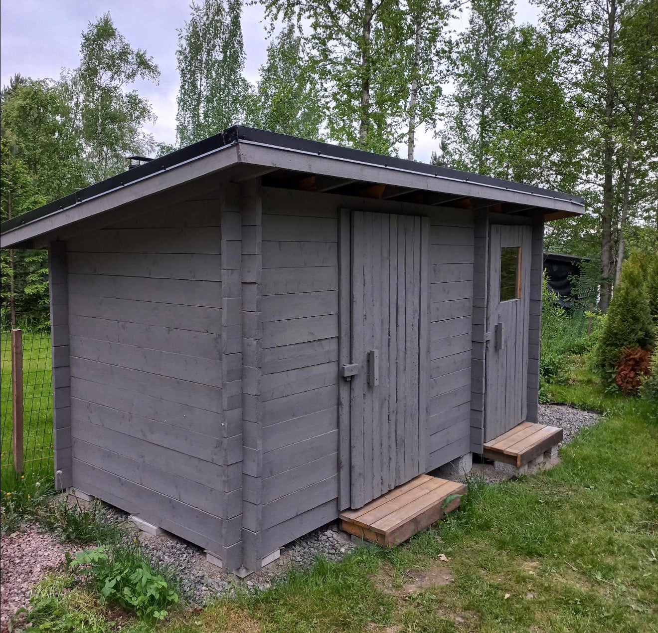 Pihavarasto väliseinällä 2,25m x 4,2m