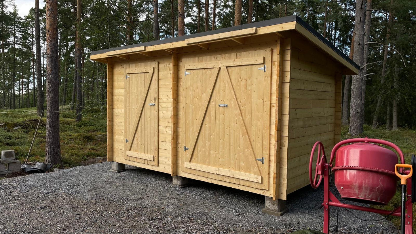 Pihavarasto väliseinällä 2,6 x 4,2m