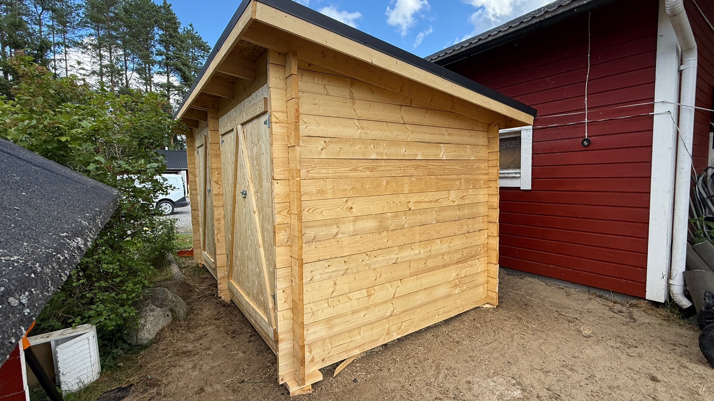 Pihavarasto väliseinällä 2,6 x 4,2m