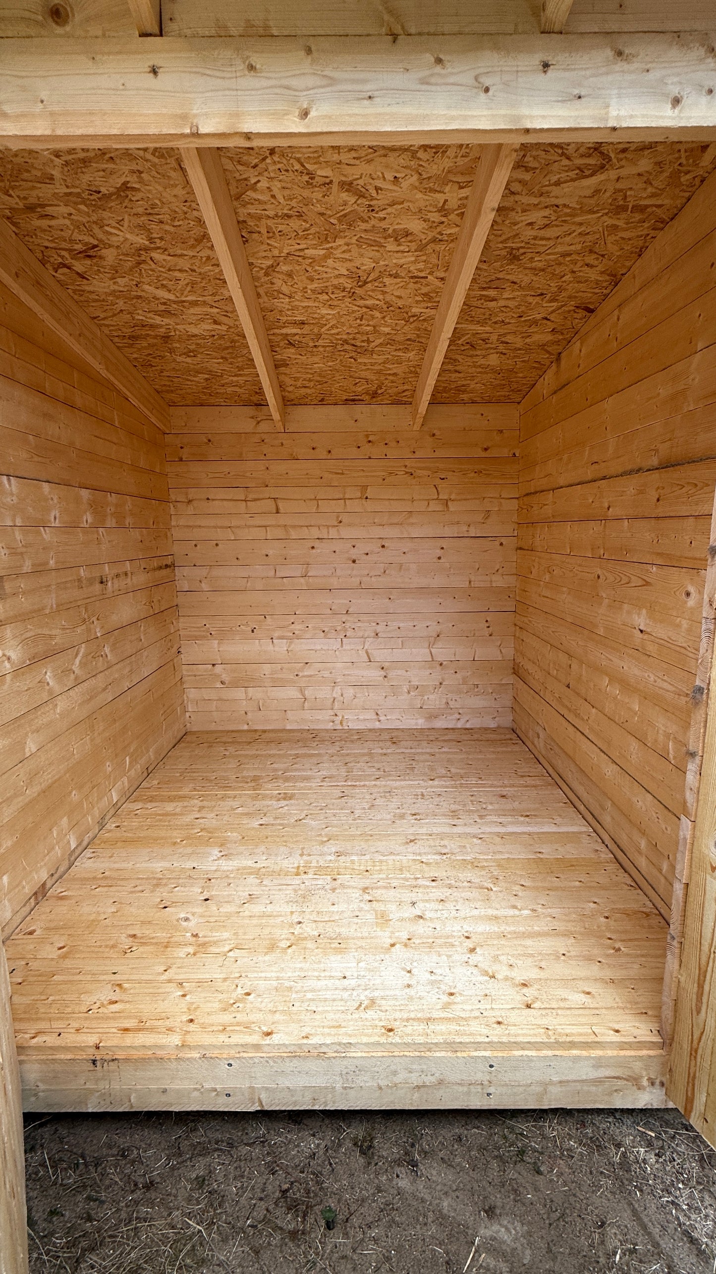 Pihavarasto väliseinällä 2,6 x 4,2m
