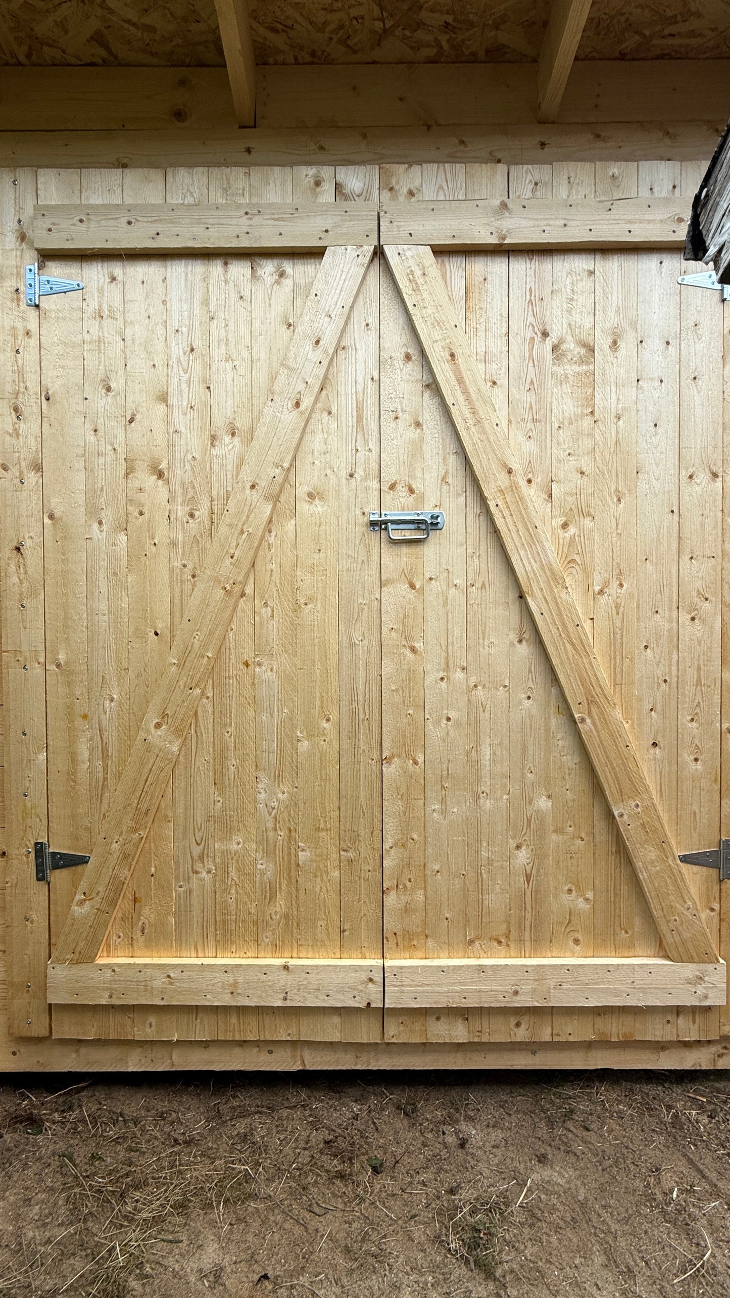 Pihavarasto väliseinällä 2,6 x 4,2m